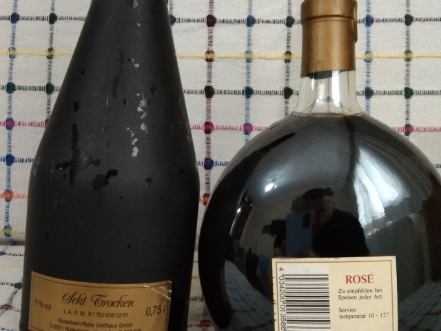 1989 yılından kalma Portekiz şarabı ve şampanya