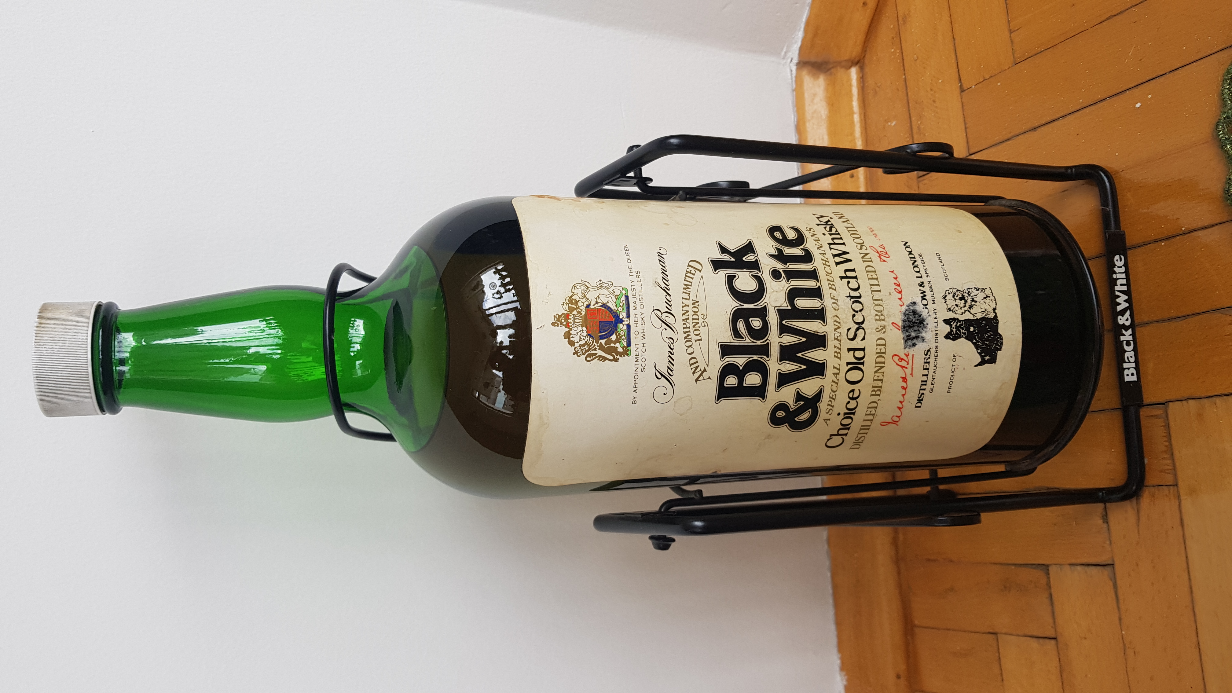 1980s Black & White 1 Gallon Dolu Viski + Orijinal Kutu + Presentation Cradle / Vintage