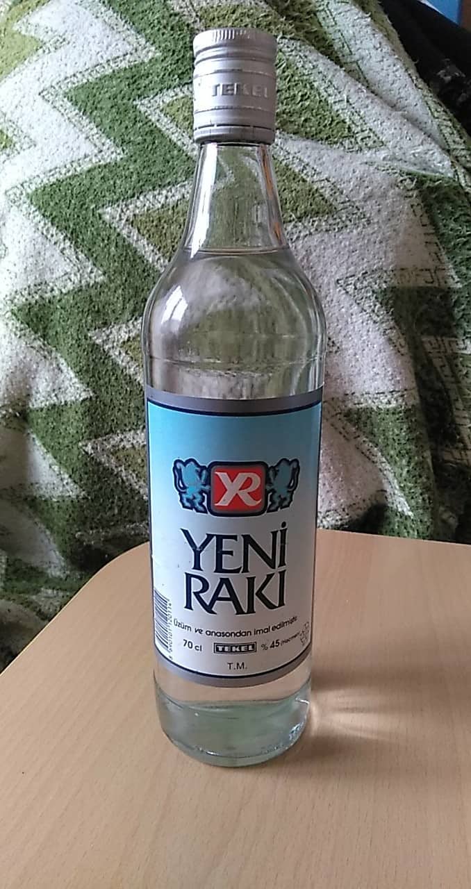YENİ RAKI (YILLANMIŞ) Tahmini Yaşı 25/30 Yıllıktır. Açılmamıştır. Köy Evi Yıkımında Çıkmıştır. 05378712690