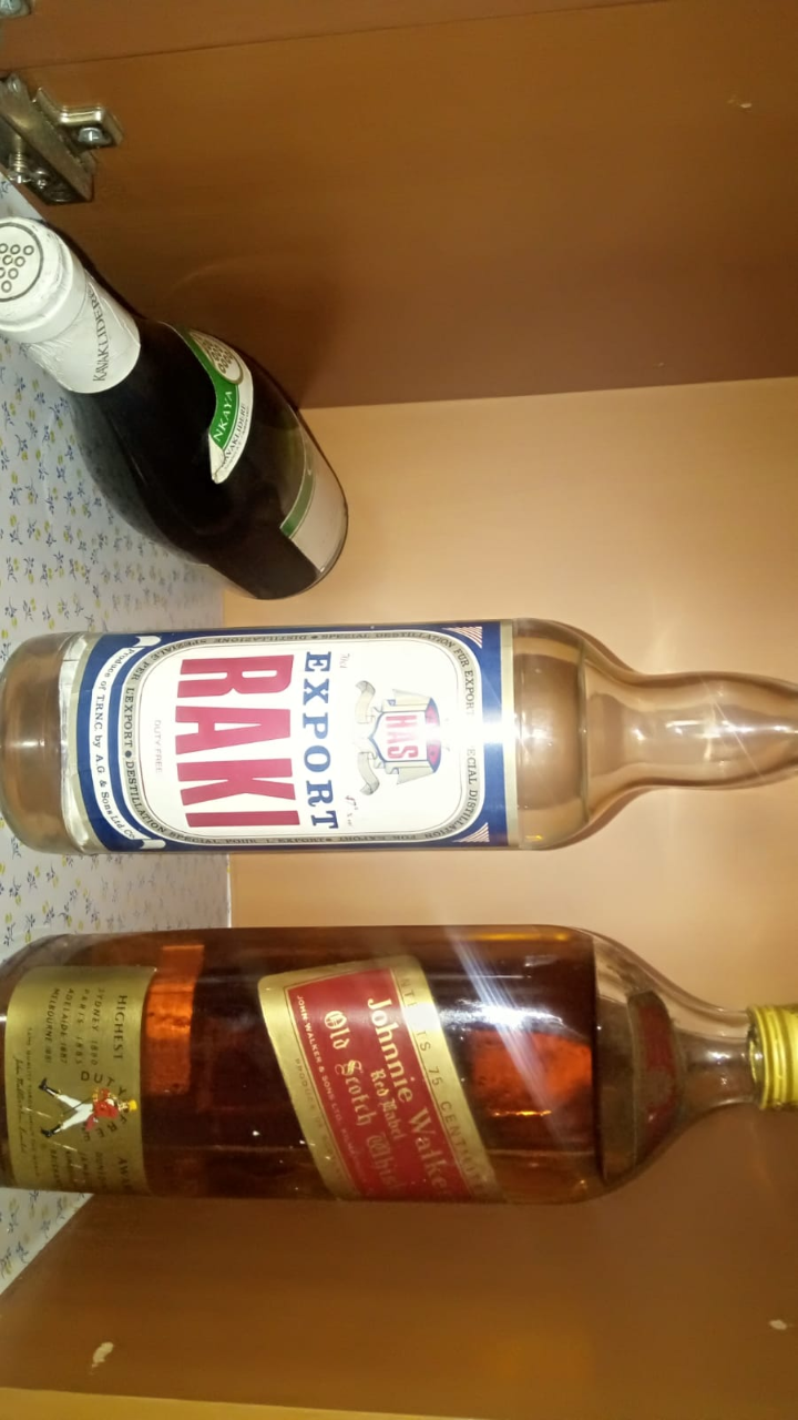 Yıllanmış İtina İle Saklanmış Johnnie Walker Visky & Şarap & Kıbrıs Rakısı
