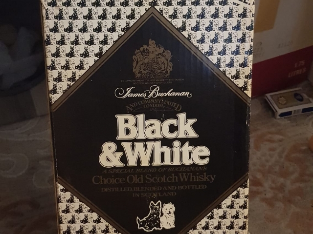 1980s Black & White 1 Gallon Dolu Viski + Orijinal Kutu + Presentation Cradle / Vintage