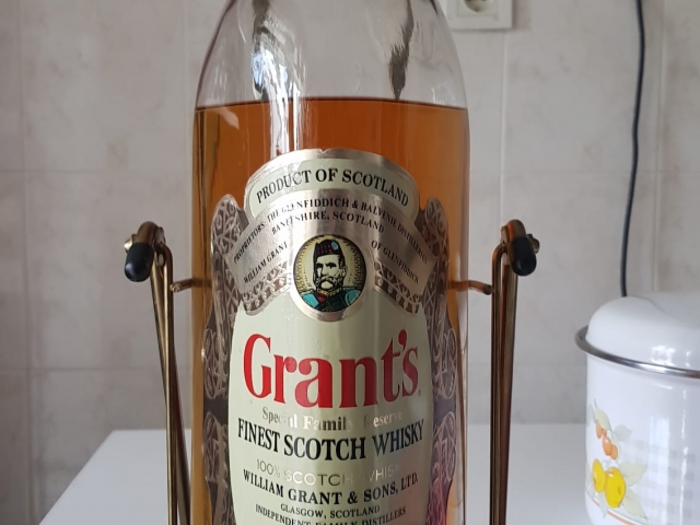 70ler sonu 80ler başı Vintage Grant’s 3.75L Kutulu Standlı Açılmamış Scotch Whisky Koleksiyonluk
