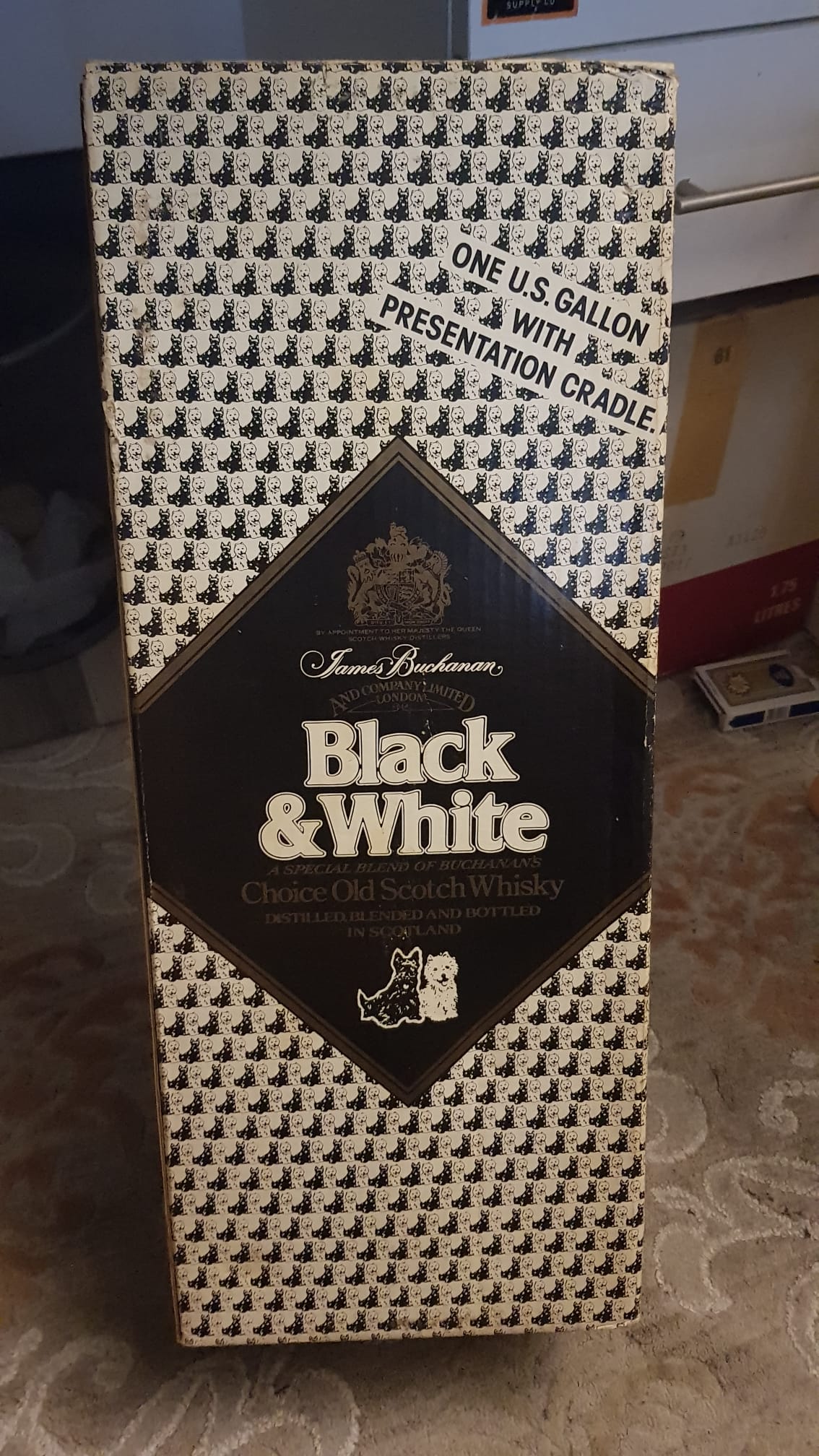 1980s Black & White 1 Gallon Dolu Viski + Orijinal Kutu + Presentation Cradle / Vintage