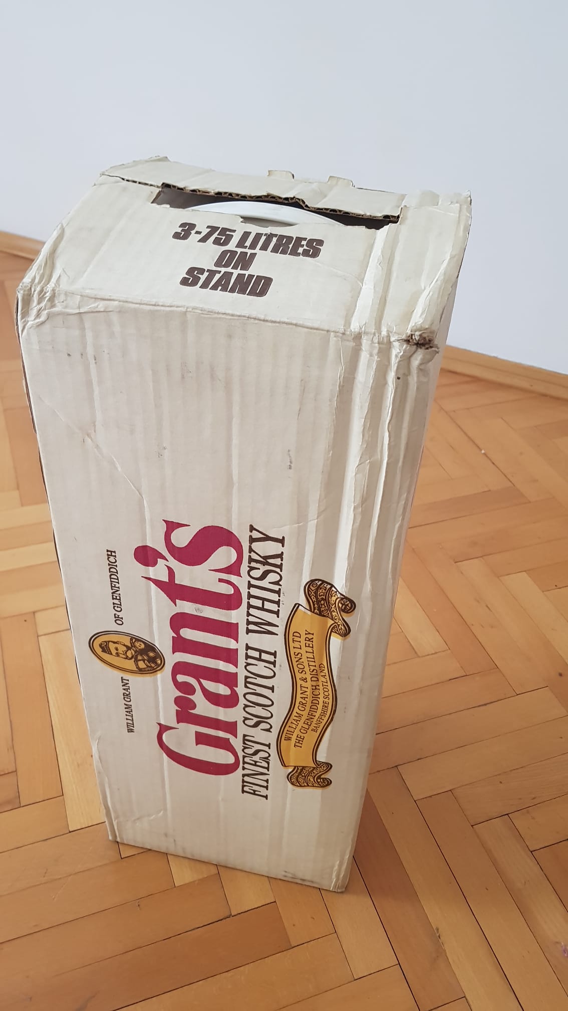 70ler sonu 80ler başı Vintage Grant’s 3.75L Kutulu Standlı Açılmamış Scotch Whisky Koleksiyonluk